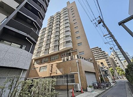 穏やかな街並みに溶け込む、品のある佇まいです。