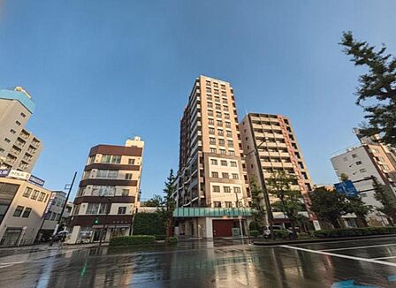 陽とともに、時間によって顔を変える街の景観から、星空や夜景に負けないデザインの映える外観。この街ならではの美しい風景と、ここから紡がれる物語を建物外観から始まります。