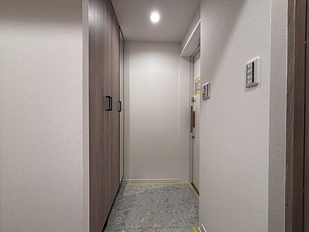 清潔感のある空間を保てるよう、収納スペースを広く設けていますので、たくさんある靴もすべて収納して頂け、玄関をスッキリ綺麗な空間に纏めます。