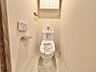 トイレ：収納付きで、トイレットペーパーや掃除道具もすっきり収納できます。
