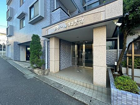 管理が行き届いた清潔感のあるエントランス。オートロックや防犯カメラも完備されておりマンションならではの防犯性の高さも住宅選びの大切な要素ですね。