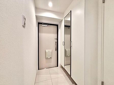 清潔感のある空間を保てるよう、収納スペースを広く設けていますので、たくさんある靴もすべて収納して頂け、玄関をスッキリ綺麗な空間に纏めます。