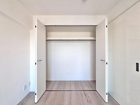 スッキリ収納できます。普段使わない季節用品やトランクなど、大きなものもラクラク収納できます。