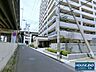 外観：前面道路含む現地写真