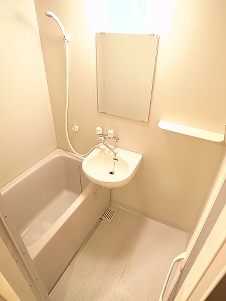 画像11:浴室、お手洗いは別室に。