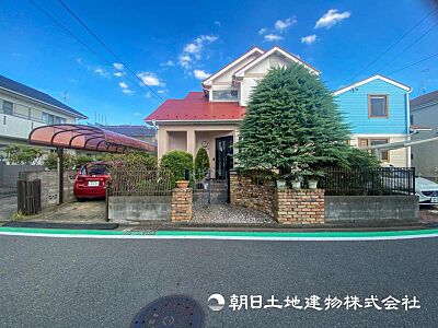 外観：【外観】道路面との高低差もなく落ち着いて車庫入れ可能です！！前面道路の幅員もしっかりあります