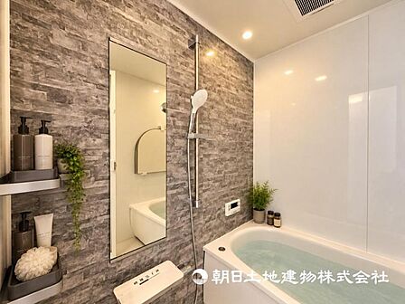 【浴室】ゆったりと寛げる広々バスで足を伸ばしてリラックス。　最新のユニットバスは設備も充実です※家具等はイメージです