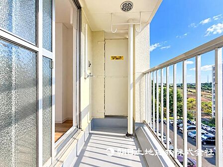 【バルコニー】思わず大きく深呼吸したくなるバルコニー!空が青く、近く、広く感じる事が出来ます