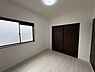 室内：白のフローリングに茶色の建具が映えるスタイリッシュな洋室！