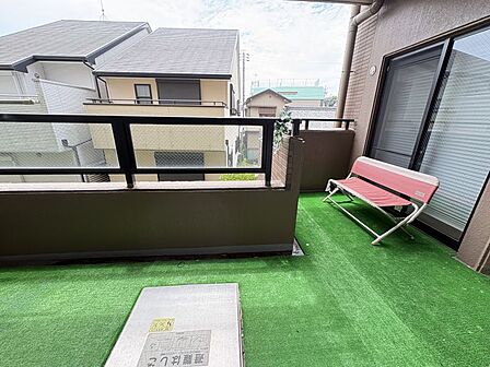 人工芝が敷かれた広々バルコニー!洗濯物干しやくつろぎスペースなど、多目的に使えるゆとりある空間です!
