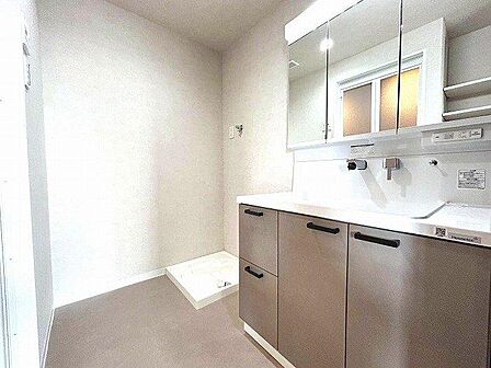 清潔感溢れるスタイリッシュなデザインの洗面化粧台♪小物収納も豊富です!