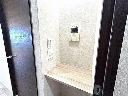モニター付きインターホンあり。急な来客でも室内から顔が確認できると安心ですよね!
