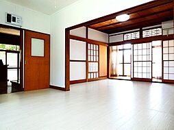 上今井戸建 6LDKのリビング/ダイニング