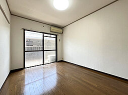 サザン・ブライトIII 203 2階1Kのリビング/ダイニング