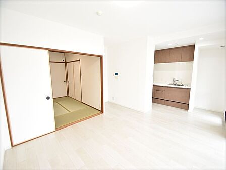 光と広がりを感じるゆとりのリビング・ダイニング。大きな窓と一体感のある空間設計が、日常に上質な心地よさと開放感をもたらします。
