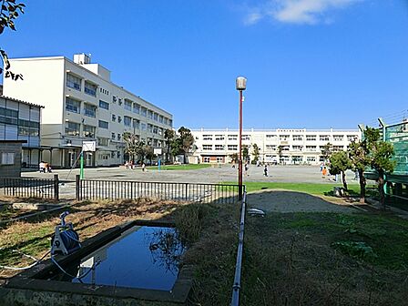 横浜市立桜岡小学校まで約240m