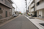 物件の南側前面道路（東側から）［2025年5月21日撮影］