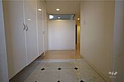 広々とした玄関です。ベビーカーを広げて置いておけるスペースがございます。お出かけ準備の際にも助かります。
