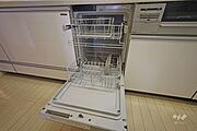 フロントオープンの食洗器。ご家族の食器をたっぷりと入れることができます。日々の手間を減らせます◎