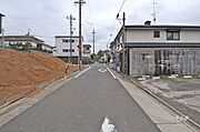 物件の西側前面道路（北側から）［2025年10月7日撮影］