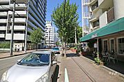 敷地西側の前面道路（南側から）