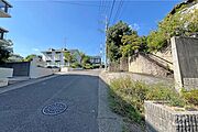 物件の西側前面道路（南側から）［2024年9月6日撮影］