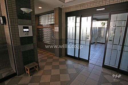 エントランスはオートロック付きです。