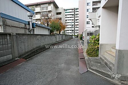 敷地北西側の通路(南西側から)