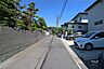 外観：周辺は閑静な住宅街となっており、近くに公園やグラウンド等お子様がのびのびと遊べそうな環境です！スーパーや駅も徒歩圏内ですが、車があると便利な立地です。