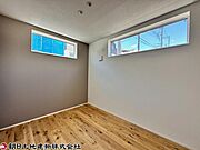 落ち着いた色調の寝室で、毎日の疲れをしっかり癒せます。大きな窓からの光が心地よい空間です