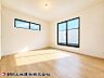 室内：1日の始まりを明るい陽射しをたっぷりと受けるこのお部屋でスタートできる悦びを感じてください。
