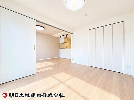 リビング続きの洋室は、客間はもちろんお昼寝やお子様の遊び場にも最適。