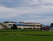 青山幼稚園■青山幼稚園は、子ども達の個性を何よりも大切にする幼稚園です。田んぼや畑、草花などの自然が溢れる環境で、たくさんの命に触れ、心の大きな子に育ってほしいと思っています。 910m