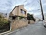 外観：現地（2024年3月撮影）庭園・茶室のある2階建・鉄筋コンクリート造です。