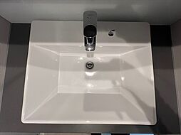 シンプルだからこそ使いやすい。スタンダードなデザインの洗面ボウルは清潔感あるオフホワイトです。