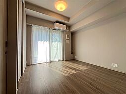 木のぬくもりが感じられるナチュラルな雰囲気に仕上がった室内。ふんだんに陽射しが注ぐ明るいリビングには家族が自然と集い笑顔に。