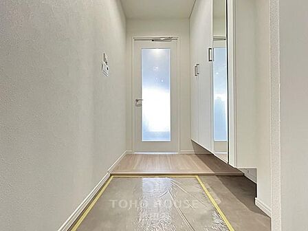 上質感漂う玄関です。居住者の帰り、訪れる方を優しく迎える・安らぎに満ちた生活を予感させます。