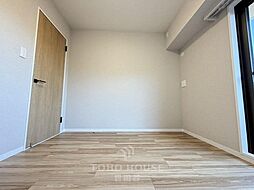 家具の配置のし易い室内です。趣味の部屋としても充分な広さを確保しております。