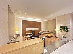 街の喧噪を忘れさせる、優雅で気品に満ちたエントランスホールです。