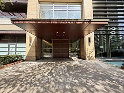 重厚感溢れるエントランスは、マンションの一つの特徴でもあります。その穏やかな佇まいに、訪れる方々は圧倒されるはず。オーナーとしてのステータスと都心アクセスの利便性を貴方の手に。