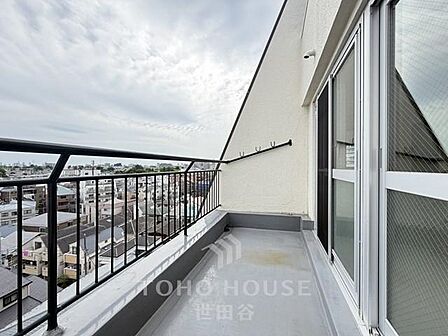 新規内装フルリフォーム物件です。(26年4月完工)最上階・角部屋陽当たり・眺望良好トランクルーム付き(無償)
