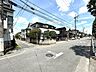 周辺：開放感あふれる南西角地・陽当たり良好の4LDK・全居室南向き・室内大変きれいにお使いです