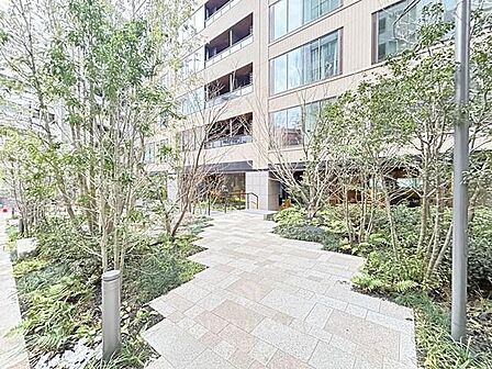 緑豊かな植栽と美しい石畳のアプローチが、住まいの顔を彩ります。家族の帰り道を優しく迎え、日々の暮らしに安らぎを添えるデザインです。