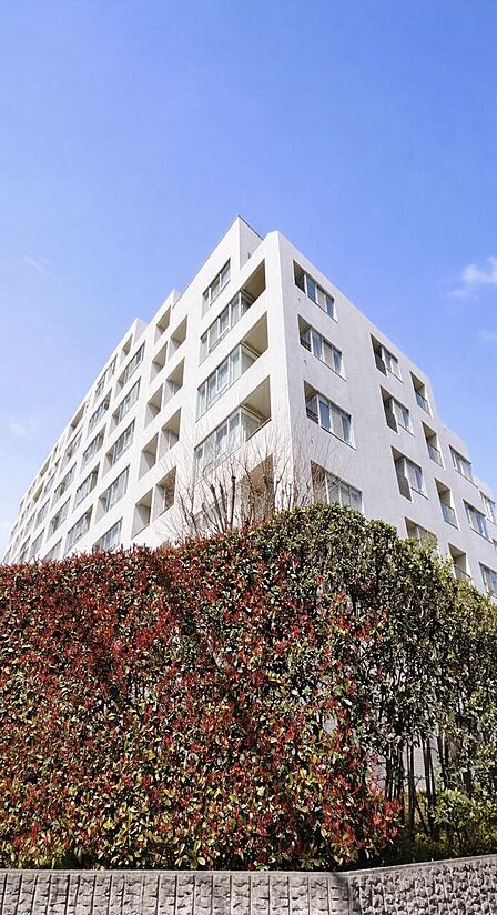 閑静な住宅地に佇む大規模マンション。LDK約15帖・ワイドバルコニー付き。是非お気軽にお問い合わせください。