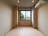 洋室：100m2の広々とした新規リノベーション角住戸！各洋室WIC完備 専用駐車場(2区画)付き