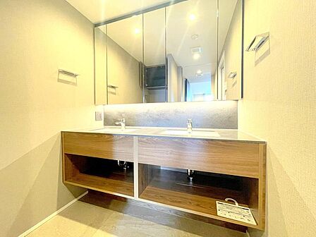 ホテルライクな洗面台は2ボールの高級仕様。鏡も非常に大きく毎日の身支度も自然と心が躍ります。
