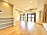 室内：新規リノベーション物件です。角部屋住戸。全室採光あり。是非お気軽にお問い合わせください