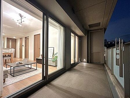 LDKと洋室の2室に面した、10.80平米のワイドバルコニー。室内に明るさと開放感をもたらし、洗濯物をゆったり干せる実用性も備えています。