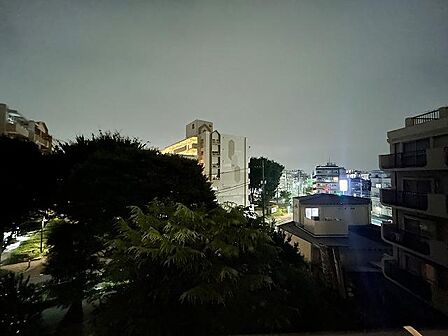 4階住戸ならではの広がりを感じられる眺望。バルコニー前には緑も望め、都心に近い利便性を享受しながら、穏やかな景色を身近に感じられます。浴室