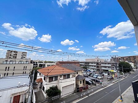 自由が丘や駒沢大学エリアが徒歩圏内にありながら、深沢エリア特有の静けさと落ち着いた街並みが広がっています。